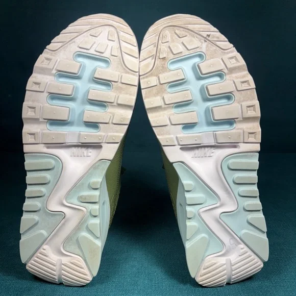 Nike Women's Green Sneakers - Picture 7 of 8